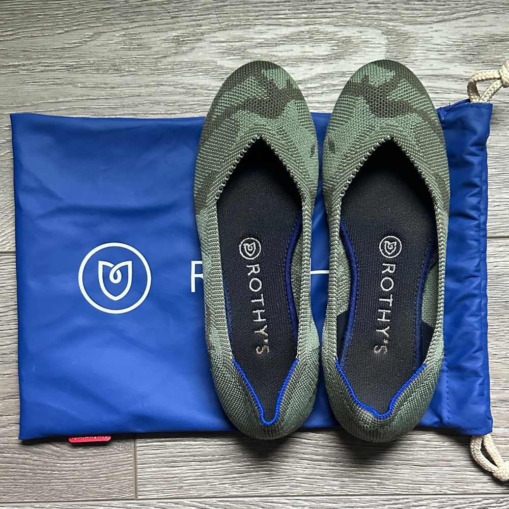 Rothy's sz 7 Olive Camo flats, comes with bag excellent condition. Worn 4 times